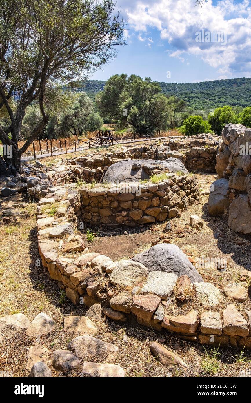 Arzachena, Sardinien / Italien - 2019/07/19: Archäologische Ruinen des nuraghischen Komplexes La Prisgiona - Nuraghe La Prisgiona - mit Reste von abgerundeten Steinen Stockfoto