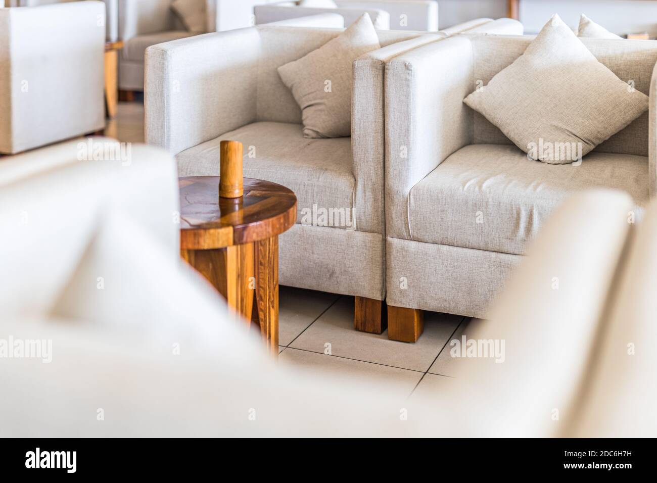 Gemütlicher Empfangsraum in einem tropischen Hotel. Stockfoto