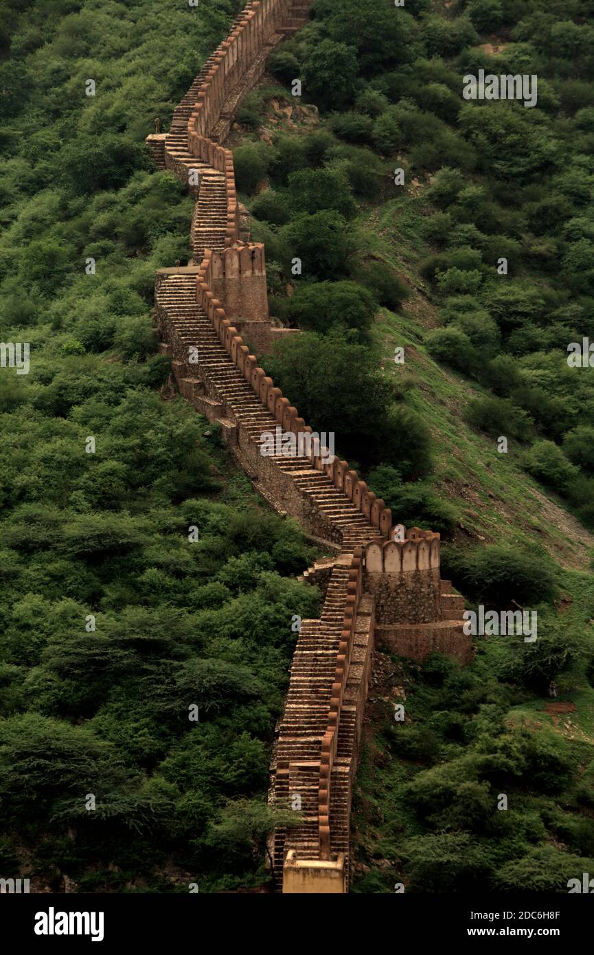 Die Mauer von Jaigarh Fort auf Cheel ka Teela (Hügel der Adler), ein Teil der Aravalli Bereich in Amer, am Stadtrand von Jaipur in Rajasthan, Indien. Stockfoto