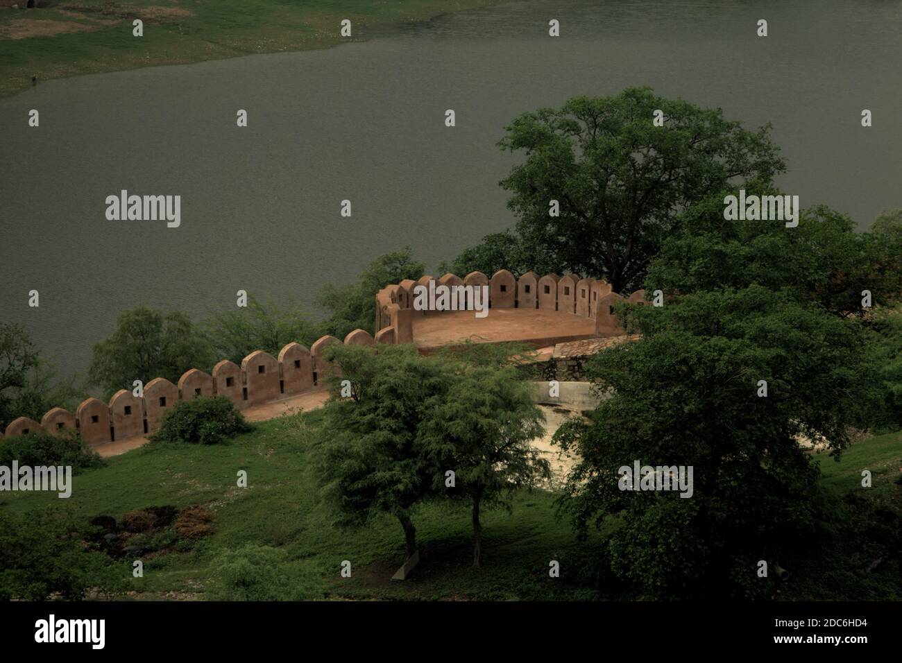 Ein Aussichtspunkt zwischen Gartenterrasse im Amer Fort Komplex, mit Blick auf den Maota See. Amer, Rajashtan, Indien. Stockfoto