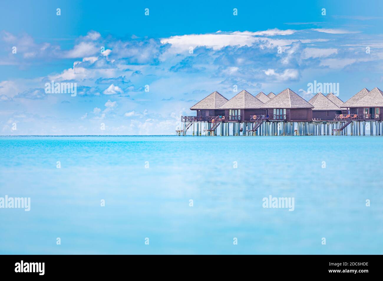Tropisches Panorama, Luxus Wasser Villa Resort mit hölzernen Pier oder Steg. Luxus-Reiseziel Hintergrund für Sommerurlaub auf den Malediven Stockfoto