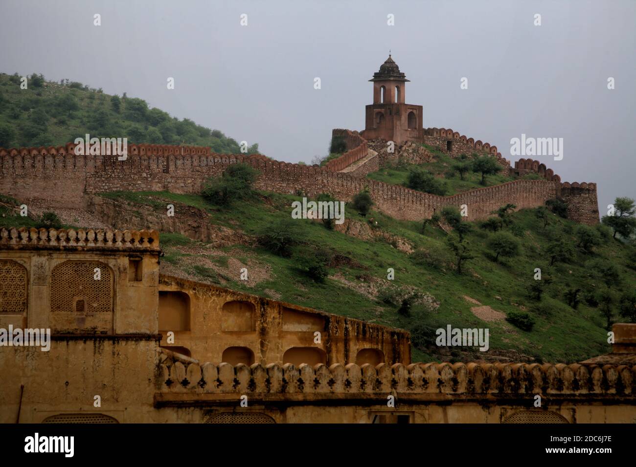 Ein Teil von Jaigarh Fort von Amer Fort in Amer gesehen, am Stadtrand von Jaipur, Rajasthan, Indien. Stockfoto