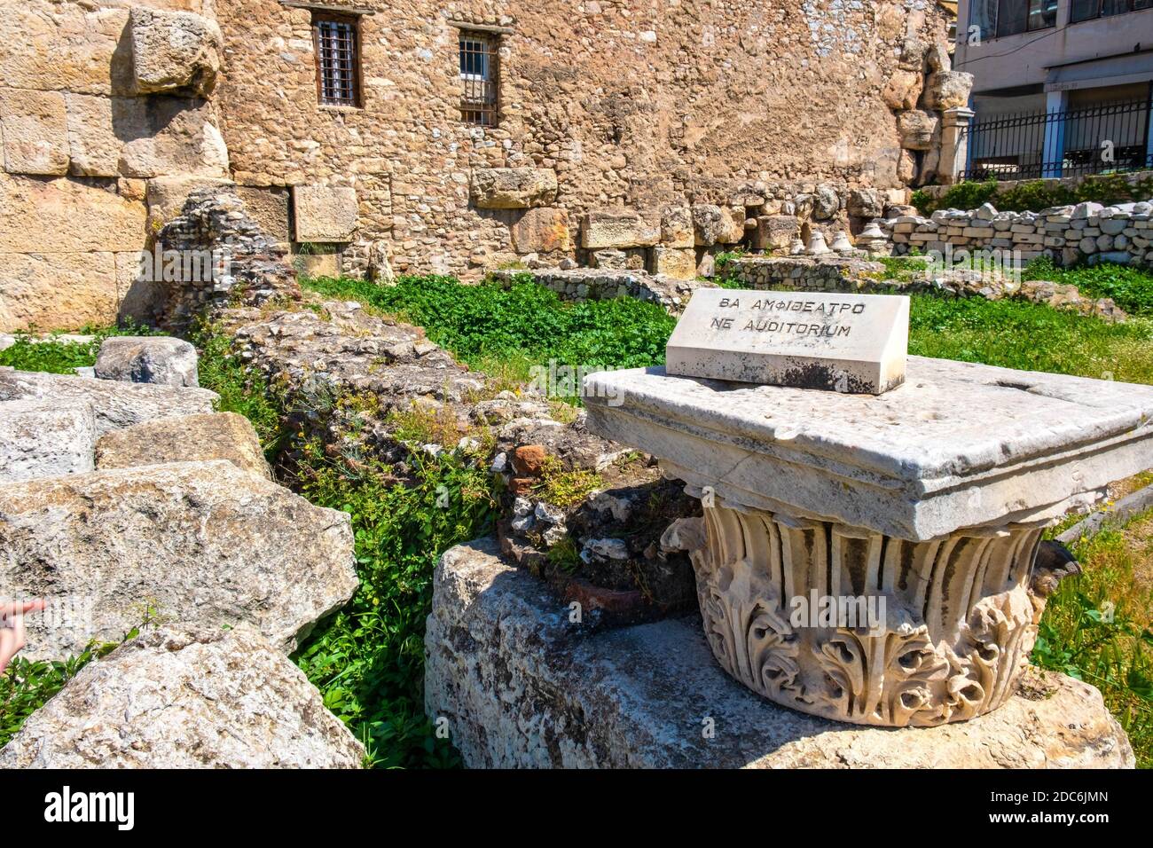 Athen, Attika / Griechenland - 2018/04/03: Bibliothek von Hadrian - Hadrian-Bibliothek - Ruinen mit verbliebenen archäologischen Steinobjekten am MonStiraki Squa Stockfoto