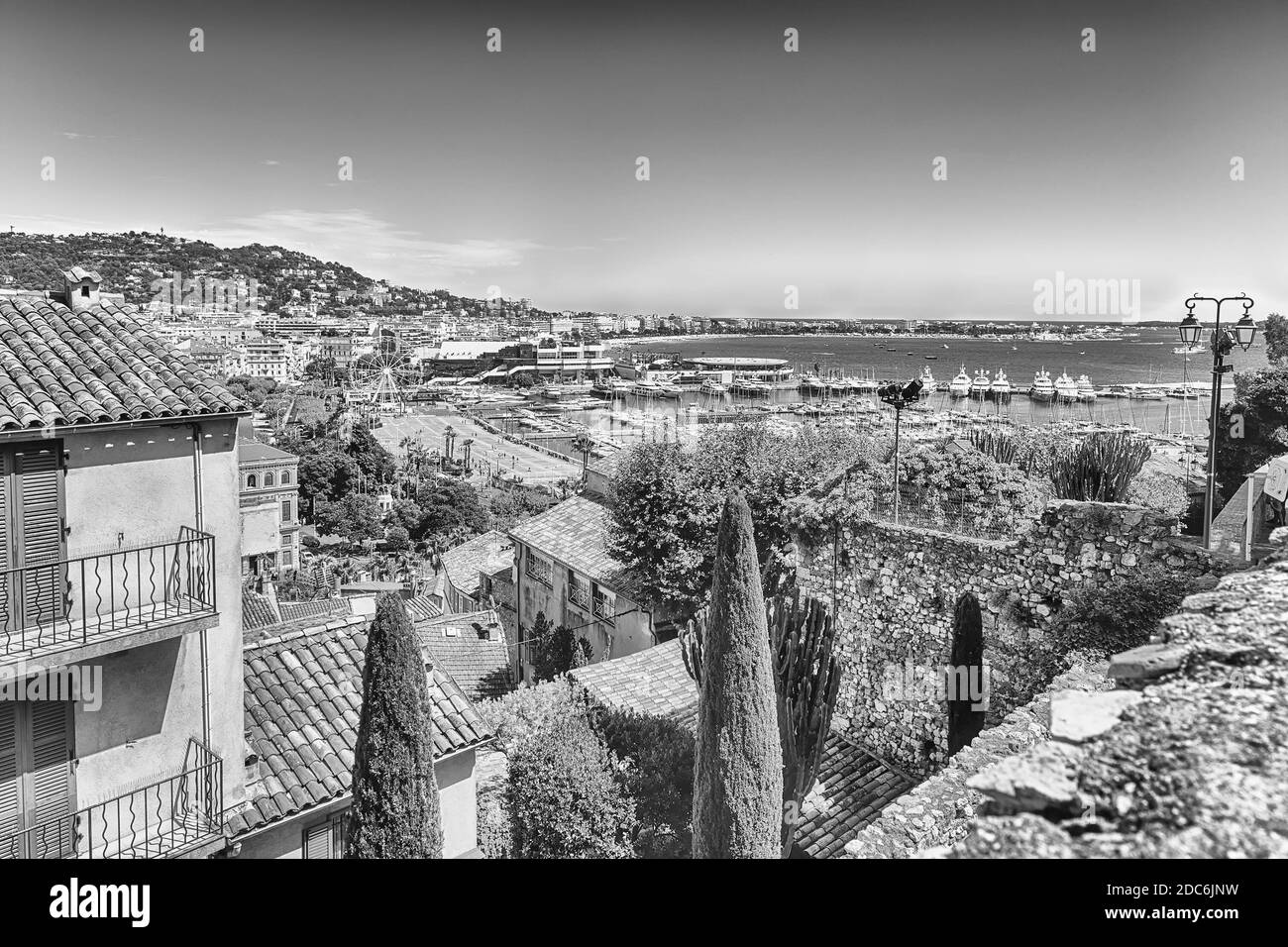 Luftaufnahme über den Vieux Port (Alter Hafen) und das Stadtzentrum von Cannes, Cote d'Azur, Frankreich Stockfoto
