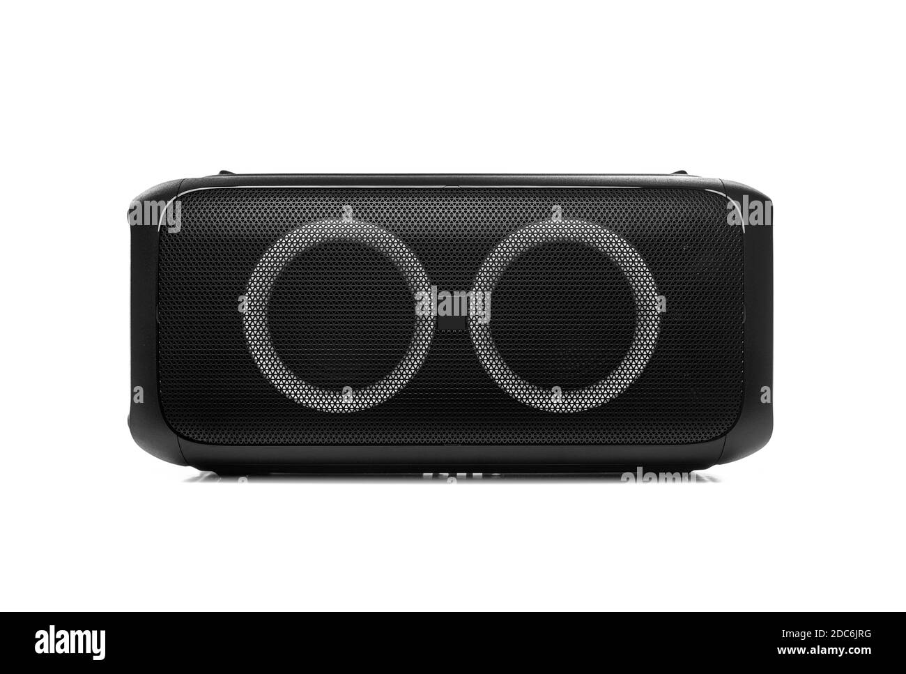 Tragbarer großer schwarzer Lautsprecher, isoliert auf weißem Hintergrund. Stockfoto