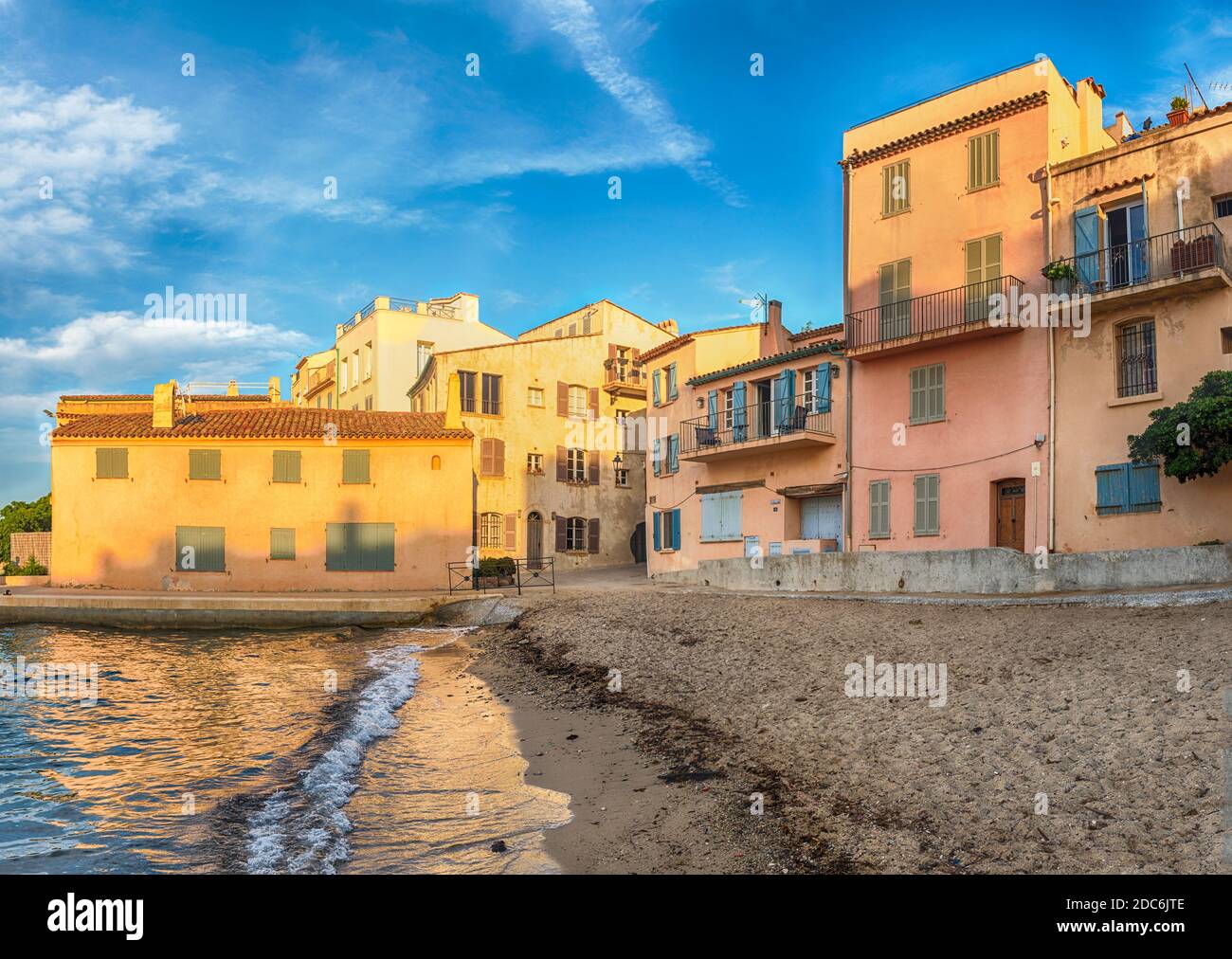 Der malerische Strand La Ponche im Zentrum von Saint-Tropez, Cote d'Azur, Frankreich. Die Stadt ist ein weltweit berühmter Ferienort für den europäischen und amerikanischen Jet Set A Stockfoto