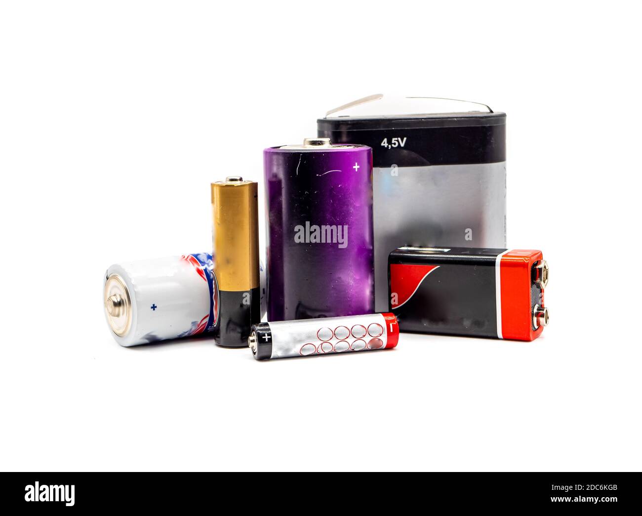 Verschiedene Batterien auf weißem Hintergrund isoliert Stockfoto