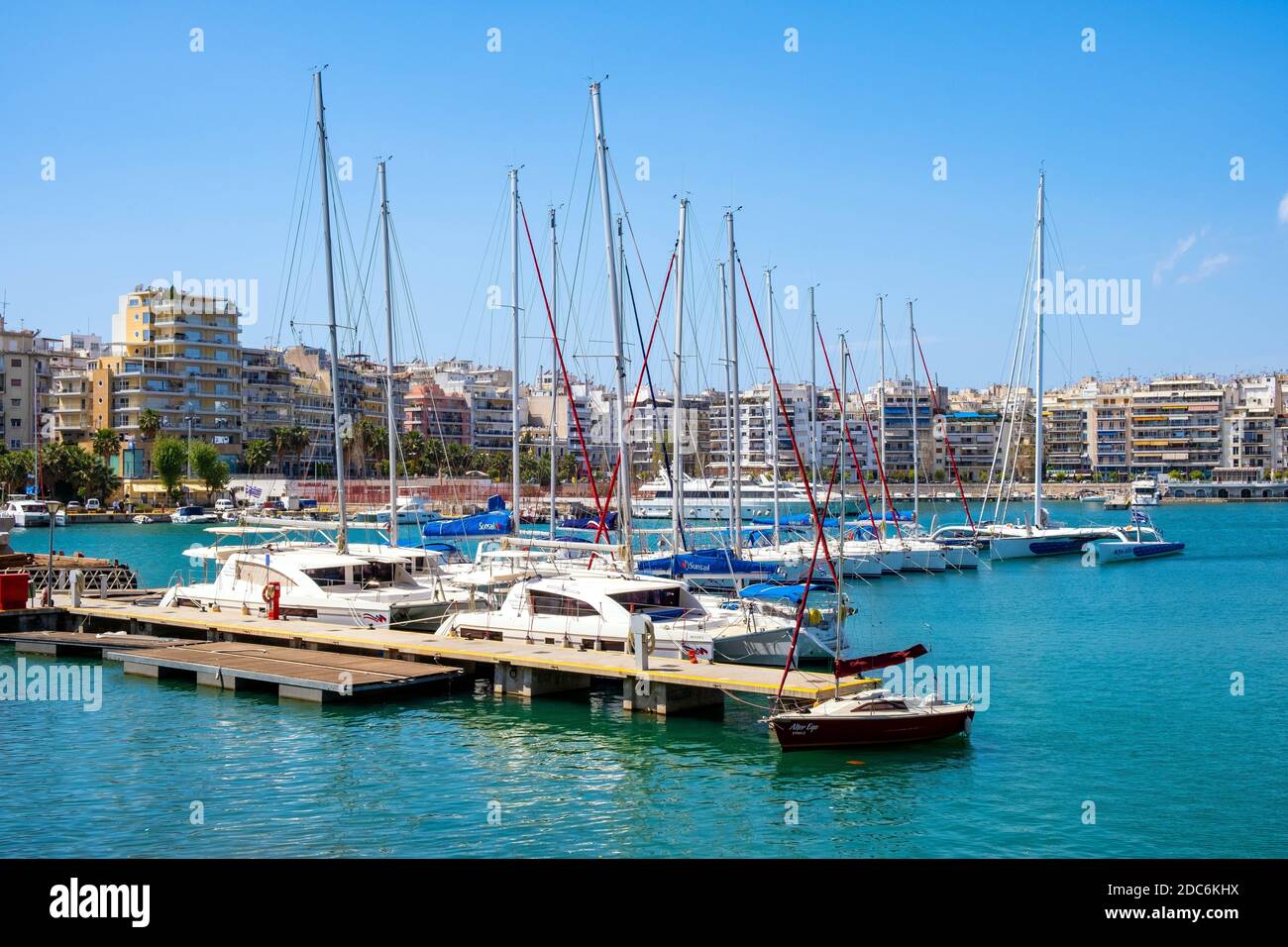 Athens, Attica / Greece - 2018/04/01: Panoramablick auf den Jachthafen Piräus am Saronischen Golf der Ägäis im Großraum Athen Stockfoto