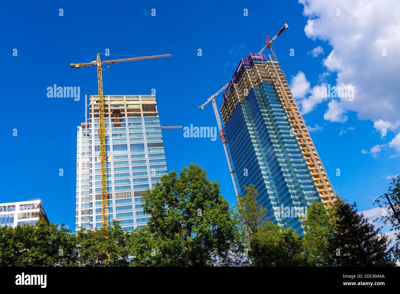 Warschau, Mazovia / Polen - 2020/05/22: Baustellen von Hochhaus Bürogebäude Generation Park (links) und Warschau Einheit oder Spinnaker Büro Stockfoto