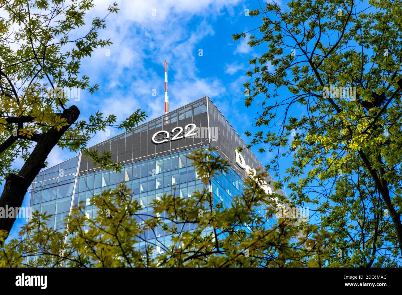 Warschau, Mazovia / Polen - 2020/05/22: Panoramablick auf den Büroturm Q22 von Echo Investment at al. Jana Pawla II Avenue im Wola Downtown District Stockfoto