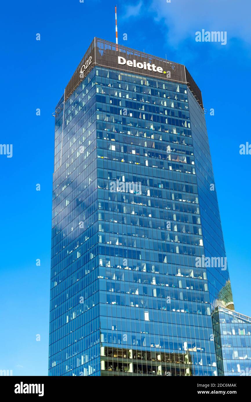 Warschau, Mazovia / Polen - 2020/05/22: Panoramablick auf den Büroturm Q22 von Echo Investment at al. Jana Pawla II Avenue im Wola Downtown District Stockfoto