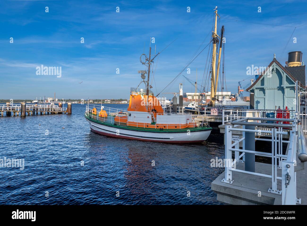 Kiel Seegartenbrücke, der Fährhafen, der Passagiere und Fracht nach Oslo bringt. Das Schiff MS Stadt ist ein Heimatmuseum. Stockfoto