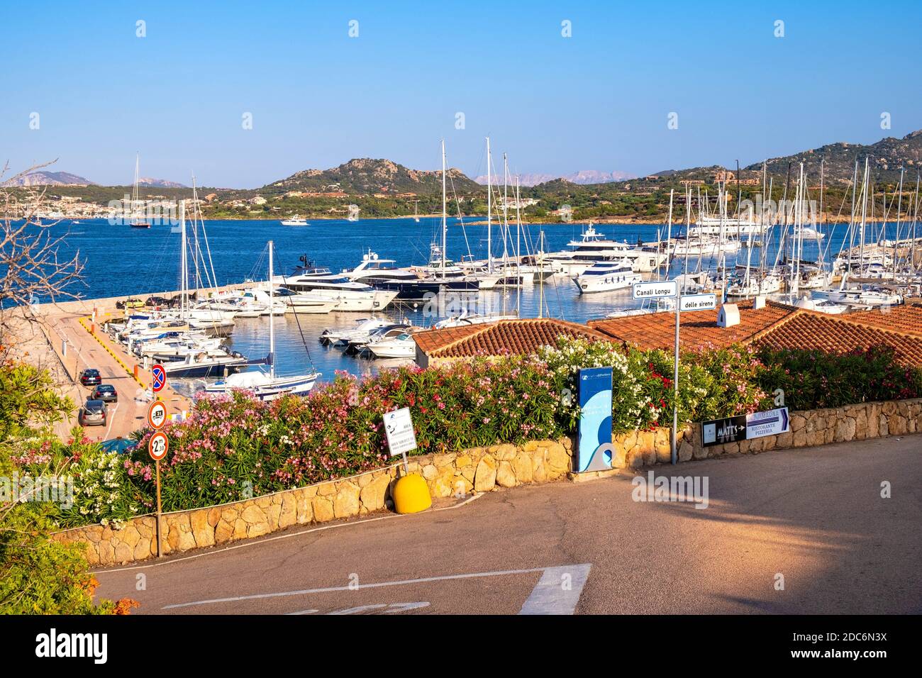 Portisco, Sardinien / Italien - 2019/07/19: Panoramablick auf Yachthafen und Hafen von Portisco Resort Stadt - Marina di Portisco - an der Costa Smeralda Emer Stockfoto
