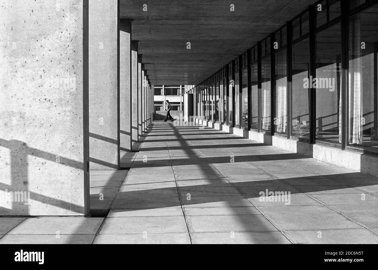 Der Gang vor der Bibliothek auf dem Campus der University of East Anglia (UEA) im Jahr 1976. Stockfoto