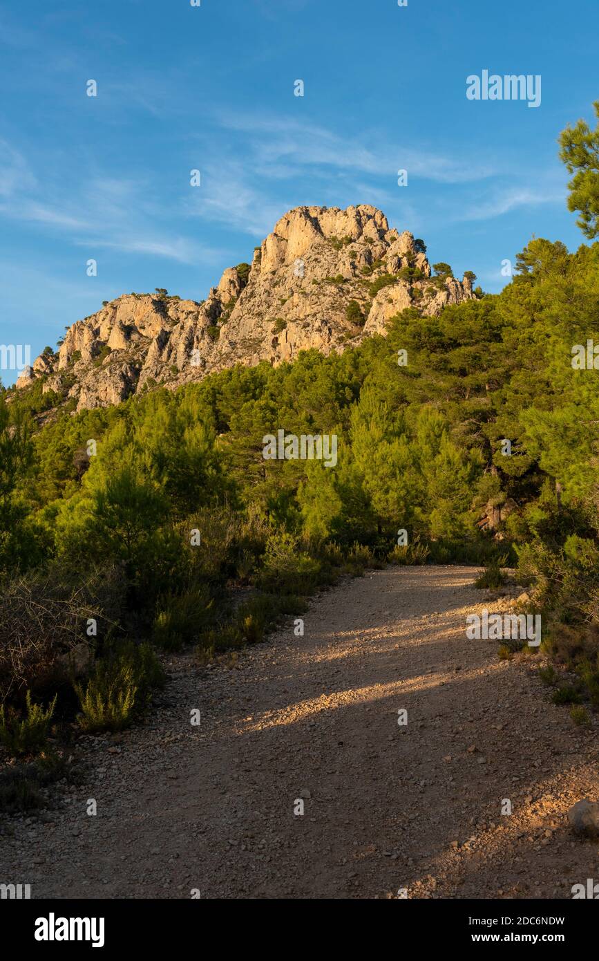 Schotterweg rund um den Berg Olta, Calpe, Costa Blanca, Alicante, Spanien Stockfoto