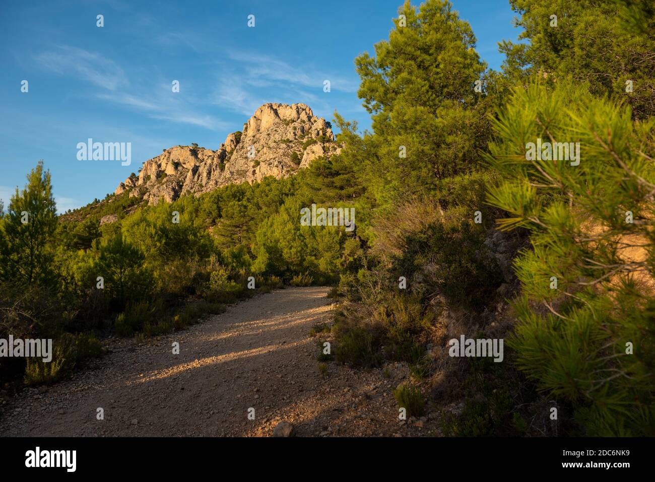 Schotterweg rund um den Berg Olta, Calpe, Costa Blanca, Alicante, Spanien Stockfoto
