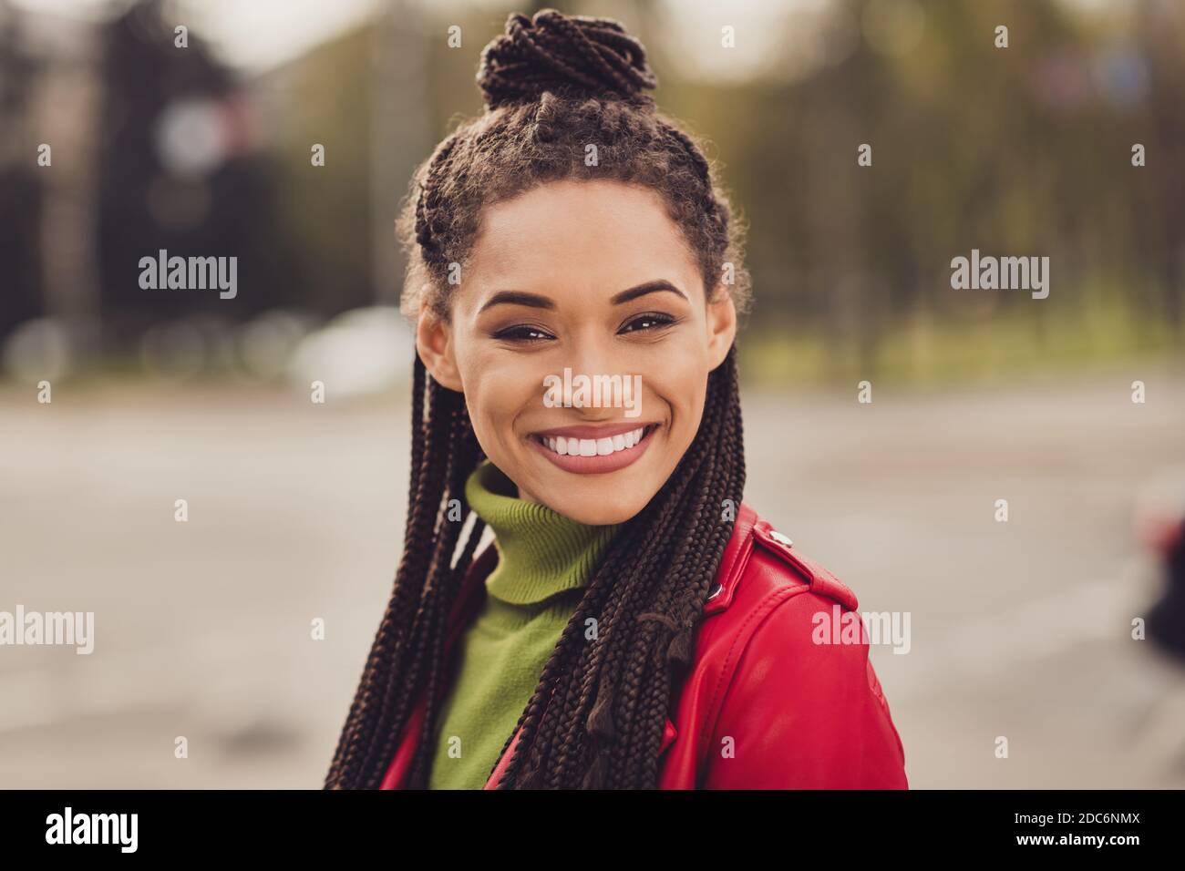 Foto von jungen attraktiven strahlend afro braune Haare Mädchen glücklich Positives Lächeln Genießen Sie Herbstspaziergang ins Stadtzentrum Stockfoto
