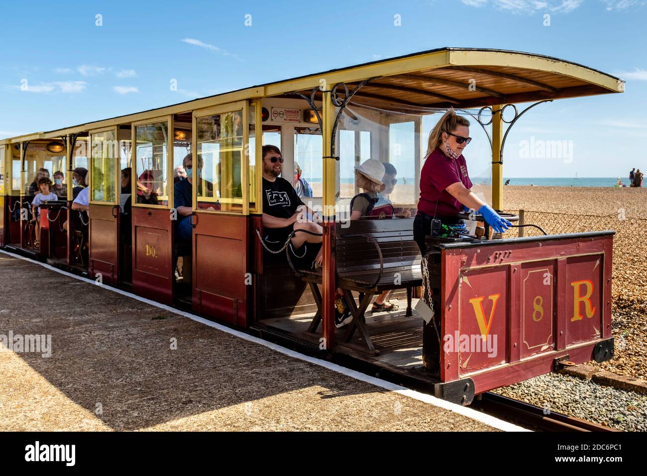 A Volk’s Electric Railway Train with Passengers, Brighton Seafront, Brighton, East Sussex, Großbritannien. Stockfoto