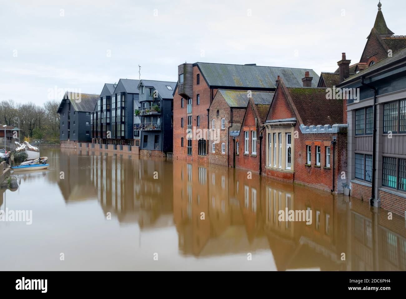 Riverside Buildings in Lewes, East Sussex, Großbritannien, fotografiert während EINER sehr hohen Flut des Flusses Ouse. Stockfoto