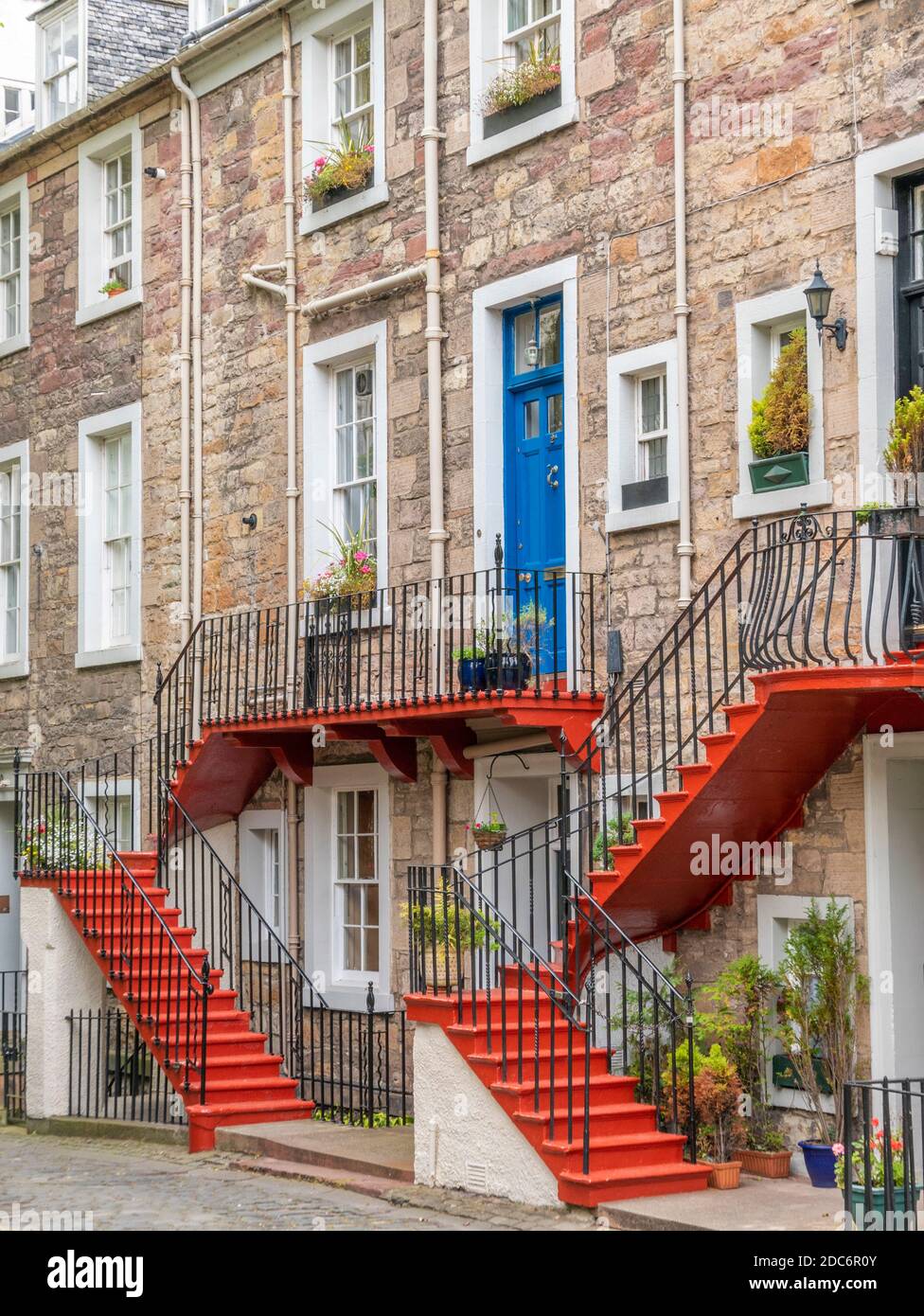 Rot gestrichene Stufen führen zu den Häusern am Ramsay-Garten Castlehill Edinburgh Altstadt Edinburgh Schottland Edinburgh Midlothian GB Großbritannien Europa Stockfoto