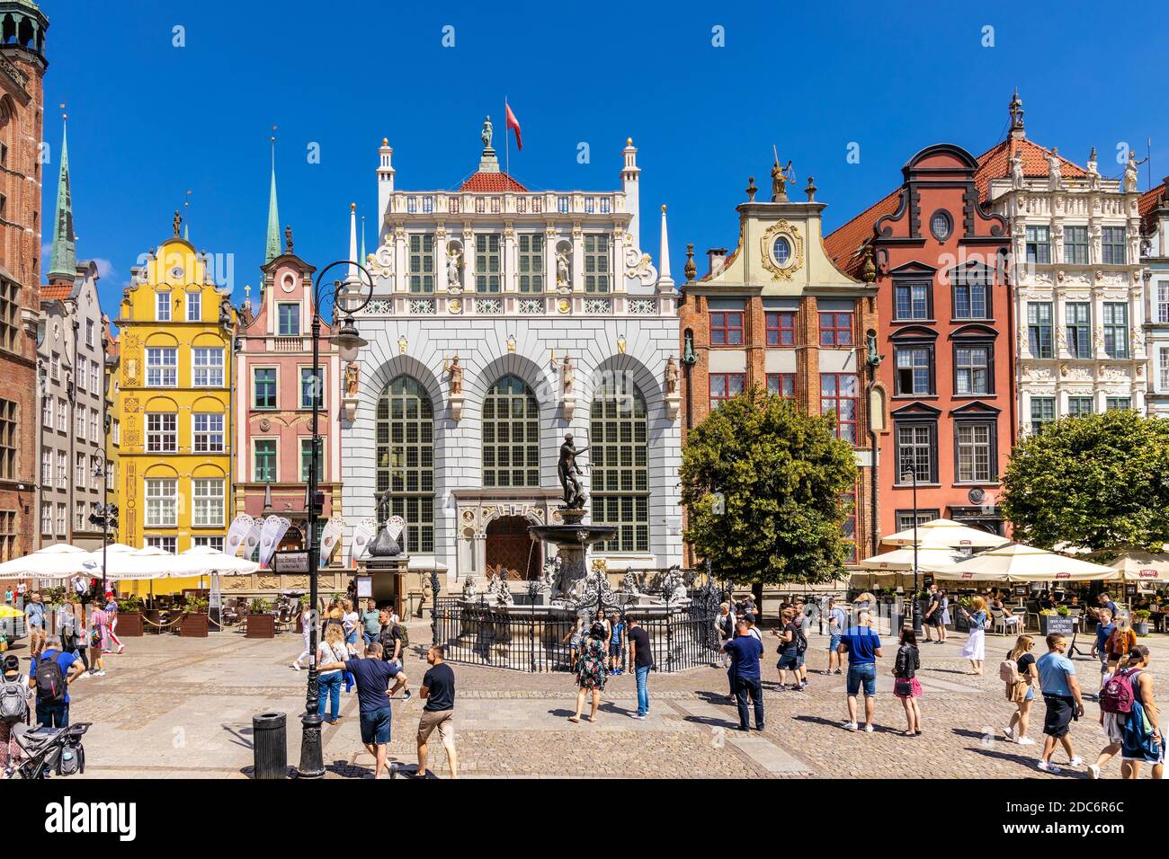 Danzig, Pommern / Polen - 2020/07/14: Panoramablick auf den Long Market - Dlugi Rynek - Boulevard in der Altstadt mit Neptunbrunnen und Kunst Stockfoto