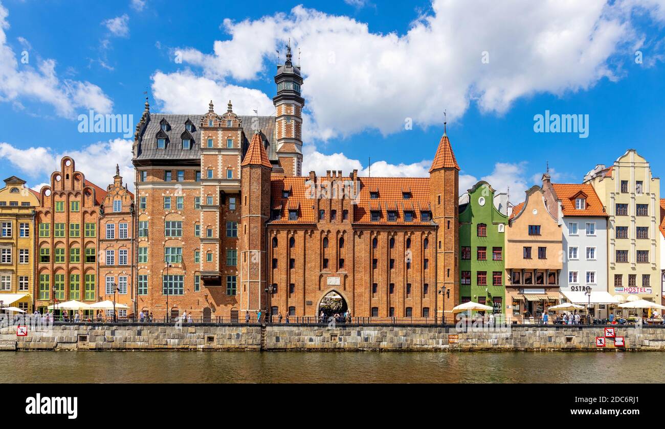 Danzig, Pommern / Polen - 2020/07/14: Mariacka Tor und Archäologisches Museum entlang der Hanseatic Houses Pier am Motlawa Flussufer im alten Schlepptau Stockfoto