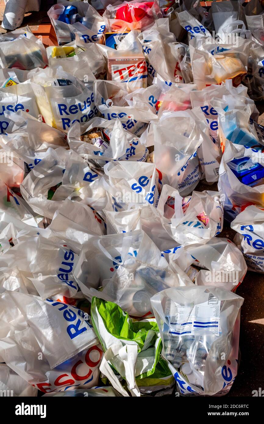 Beutel mit Lebensmitteln bereit für den Vertrieb, Community Food Bank, Lewes, East Sussex, Großbritannien. Stockfoto