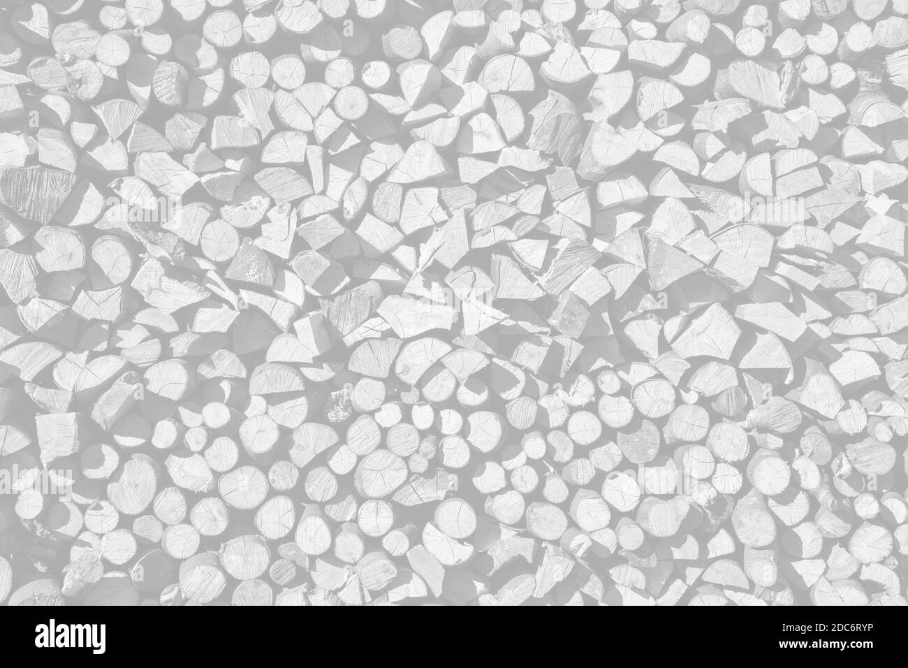 Stapel von Holzstämmen. Holz Protokolle Textur Hintergrund. Bild in hellgrauer Tonalität Stockfoto