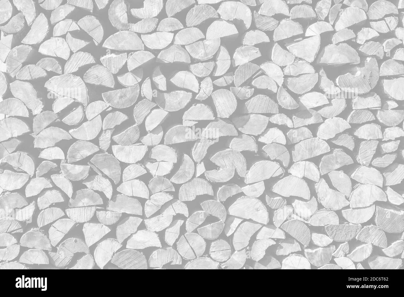 Stapel von Holzstämmen. Hintergrund der trockenen gehackten Brennholz Protokolle. Bild in hellgrauer Tonalität Stockfoto