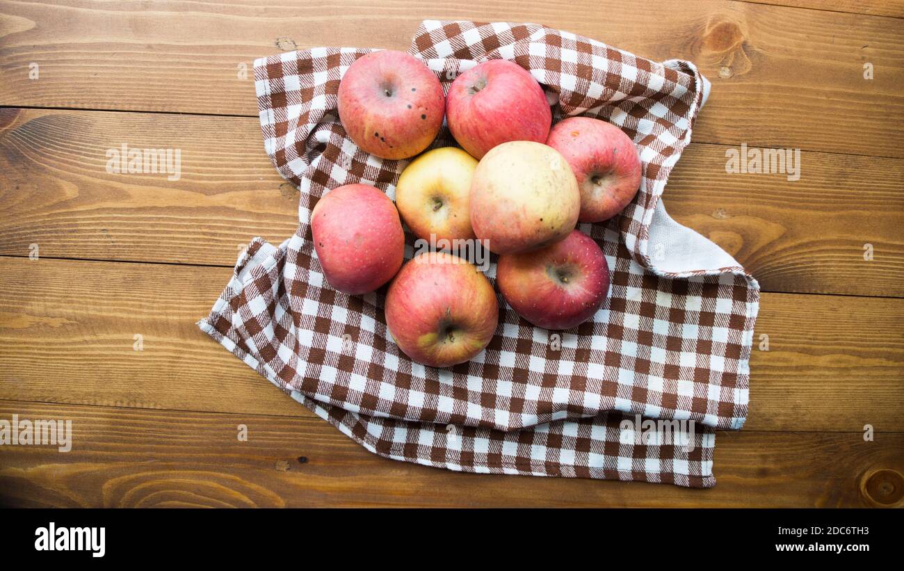 Reife Äpfel auf einem hölzernen Hintergrund Stockfoto