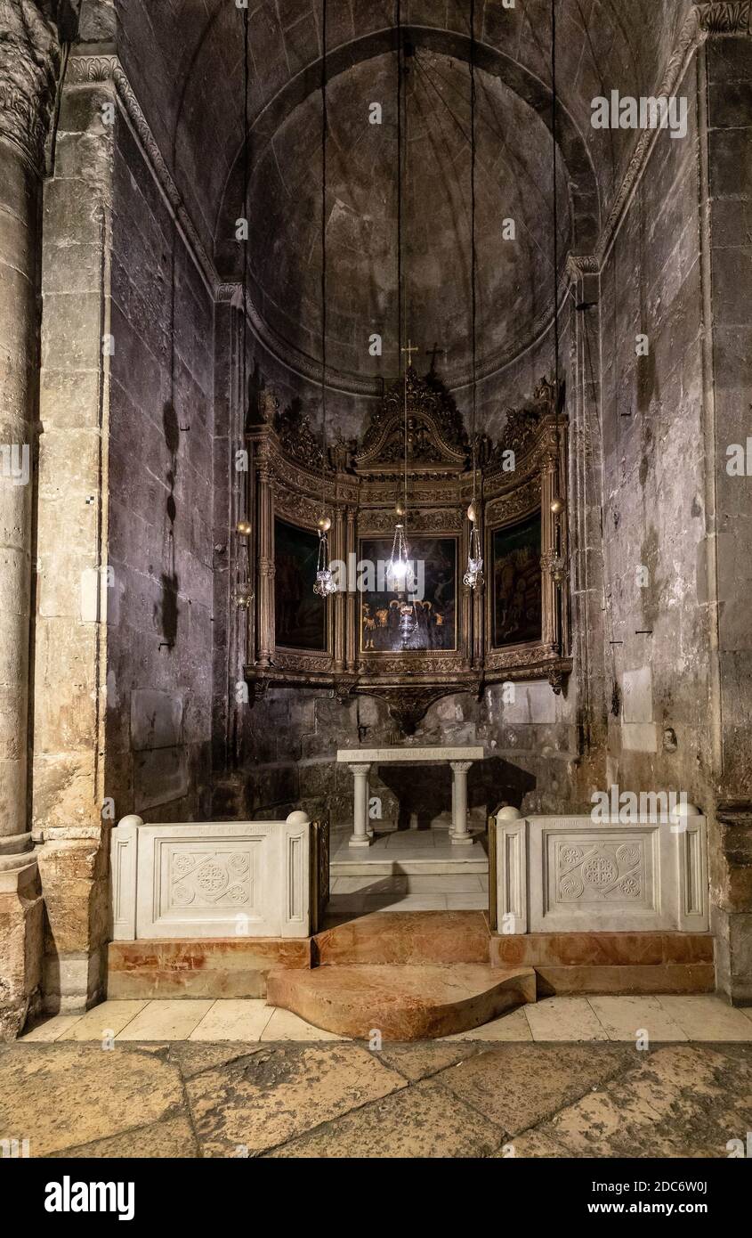Jerusalem / Israel - 2017/10/11: Kirche des Heiligen Grabes Innenraum mit griechischer Kapelle des Heiligen Longinus im christlichen Viertel der historischen Altstadt o Stockfoto