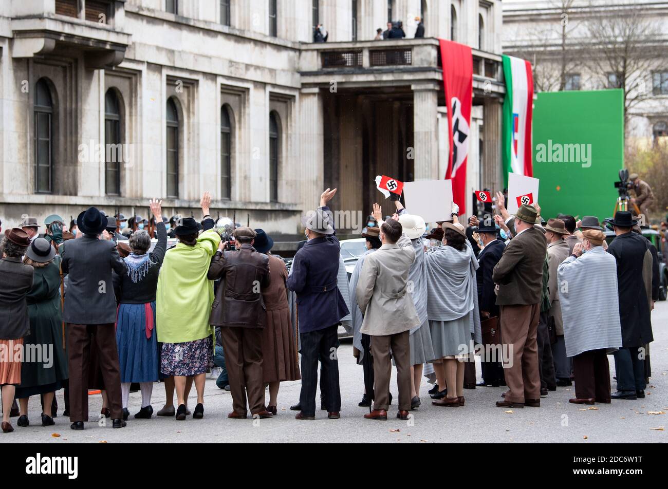 München, Deutschland. November 2020. Zahlreiche Schauspieler und Statisten sind während der Dreharbeiten zur Netflix-Produktion "Munich" an der Musikhochschule zu sehen. Der Film soll 2021 im Streaming-Dienst erscheinen. Zur Zeit des Nationalsozialismus war das Gebäude der Musikhochschule der Führerbau. Das Gebäude wurde hauptsächlich zur Darstellung genutzt. Hier befanden sich Hitlers Büro und die Arbeitsräume seiner Stellvertreter. (To dpa: 'NS-Flagge für Dreharbeiten - Musikakademie aus der Ferne als Vorsichtsmaßnahme') Quelle: Sven Hoppe/dpa/Alamy Live News Stockfoto