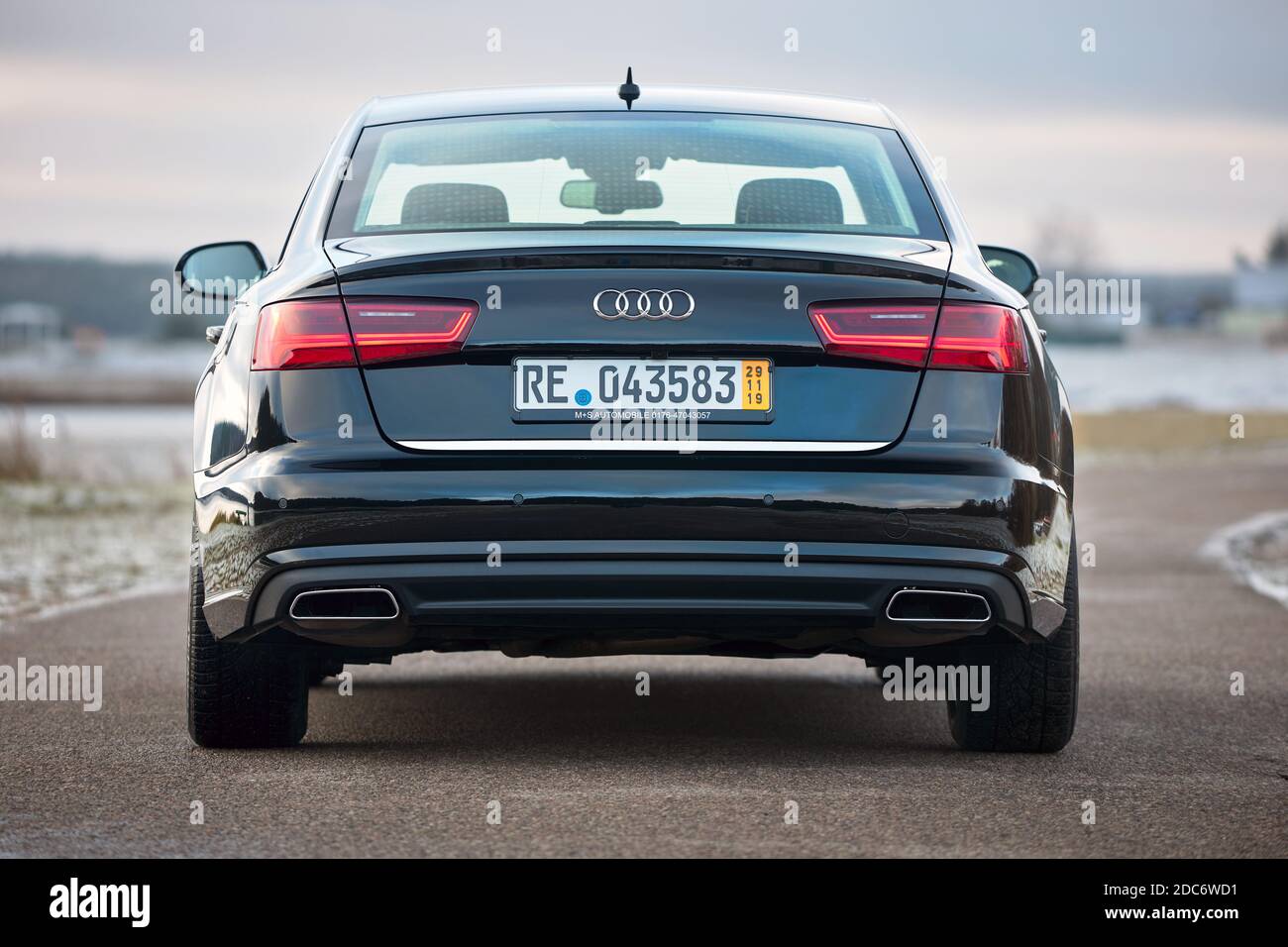 GRODNO, WEISSRUSSLAND - DEZEMBER 2019: Audi A6 4G, C7 2.0 TDI 190 HP 2016  schwarz metallic Rückansicht im Freien auf winterlicher leerer Straße mit  See im Hintergrund Stockfotografie - Alamy