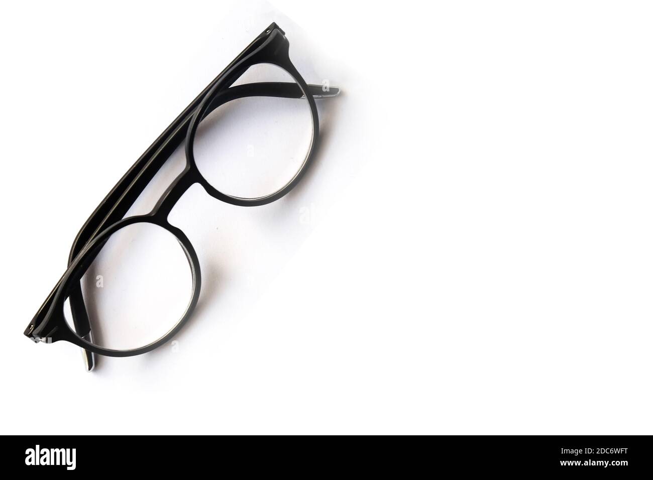 Klasische und moderne schwarze Gläser isoliert schwarz quadratische Brillen frameon weißen Hintergrund, Gläser isoliert auf weiß mit Clipping-Pfad. Hintergrund w Stockfoto