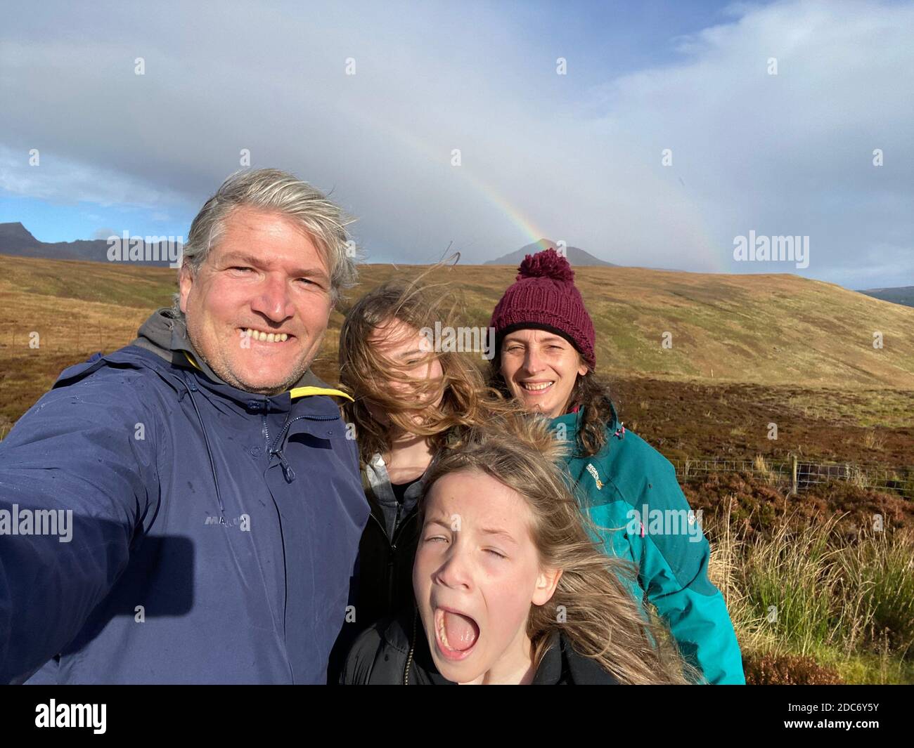 Lächelnde Familie, die in den Arran Hills in Schottland unterwegs ist Die Insel Arran Stockfoto