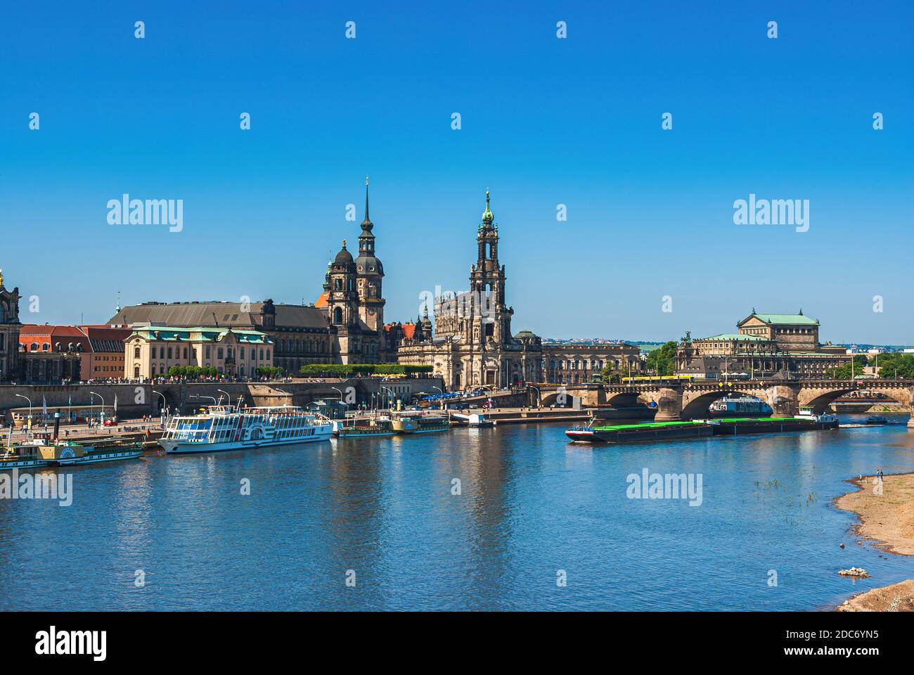 Die historische Skyline am Terrassenufer, Dresden, Sachsen, Deutschland. Stockfoto