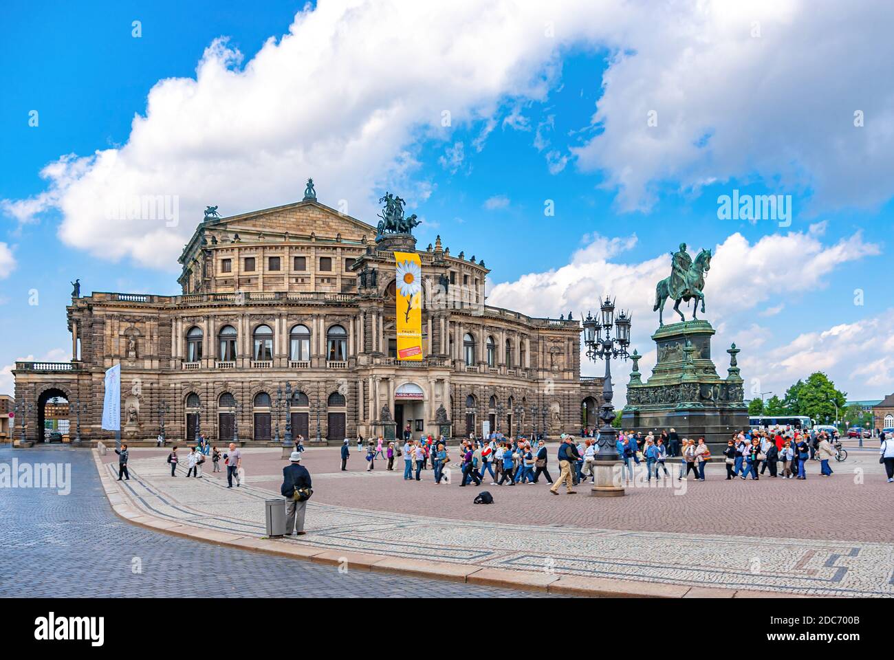 Dresden, Sachsen, Deutschland - 25. Mai 2010: Zahlreiche Touristen flanieren vor der weltberühmten Semperoper. Stockfoto