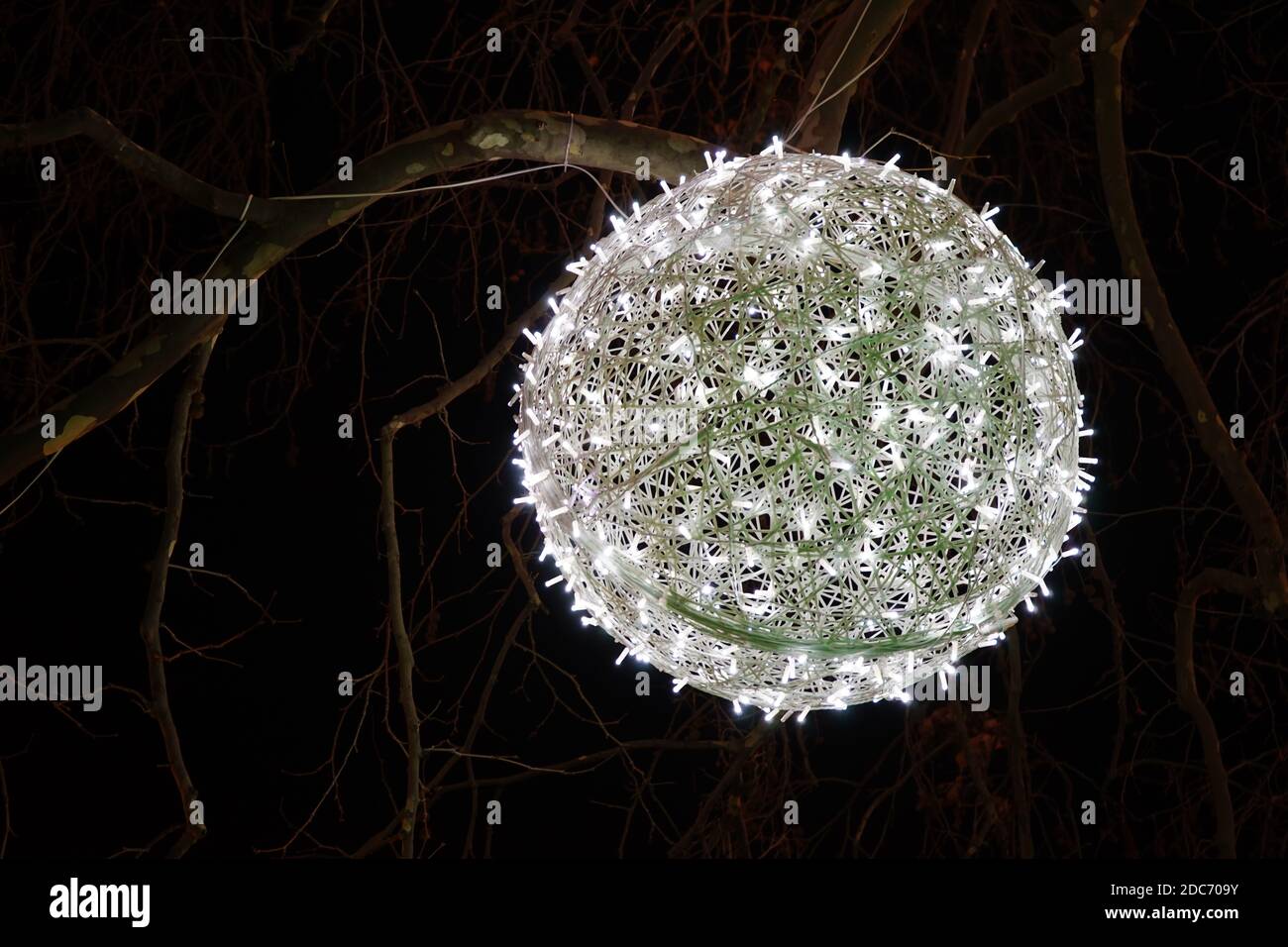 Neon, glühende Kugeln auf einem Baum Stockfoto