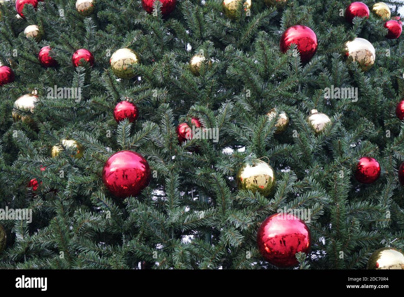 weihnachtsbaum mit bunten Kugeln und Dekorationen Hintergrund Stockfoto