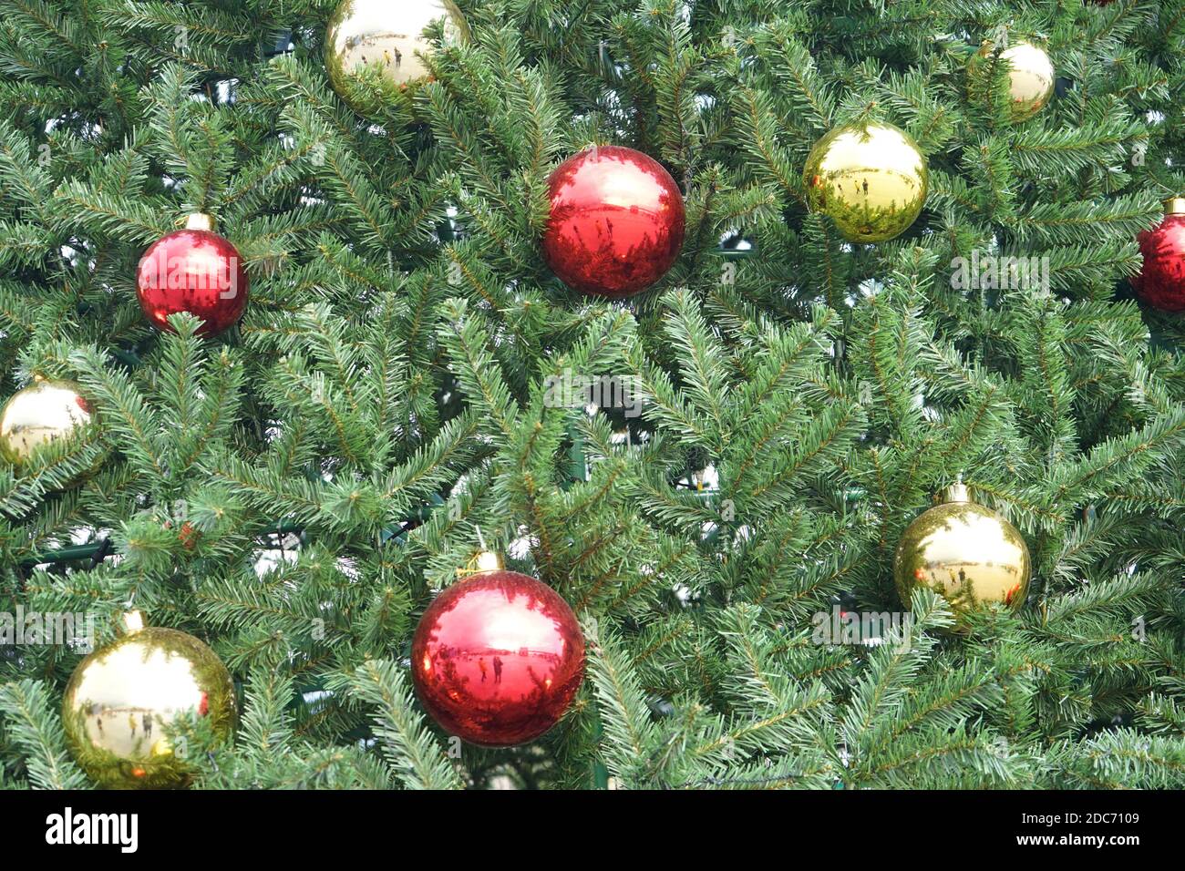 weihnachtsbaum mit bunten Kugeln und Dekorationen Hintergrund Stockfoto