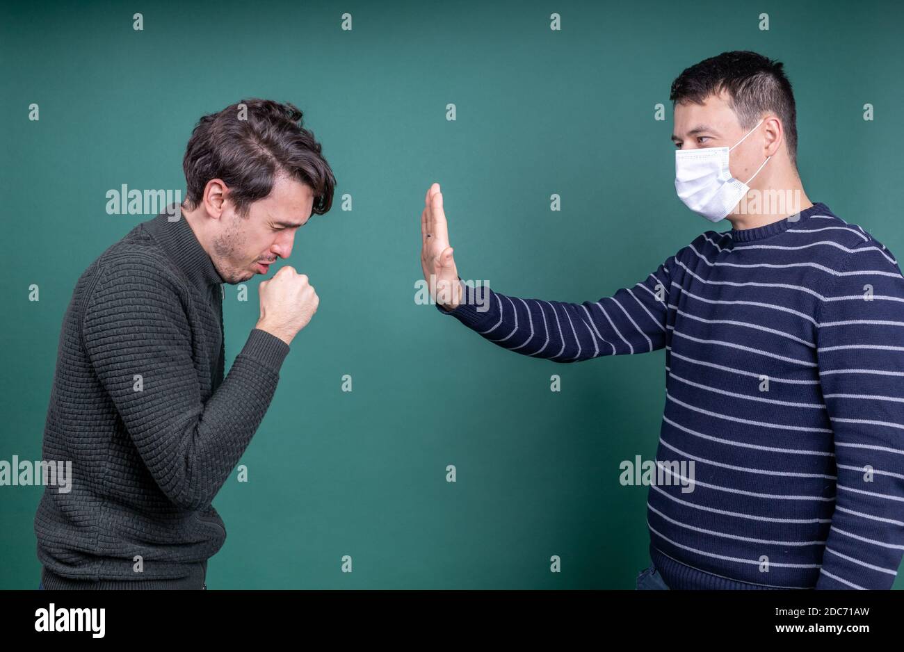 Mann in Maske Fechten aus Husten Kerl Stockfoto