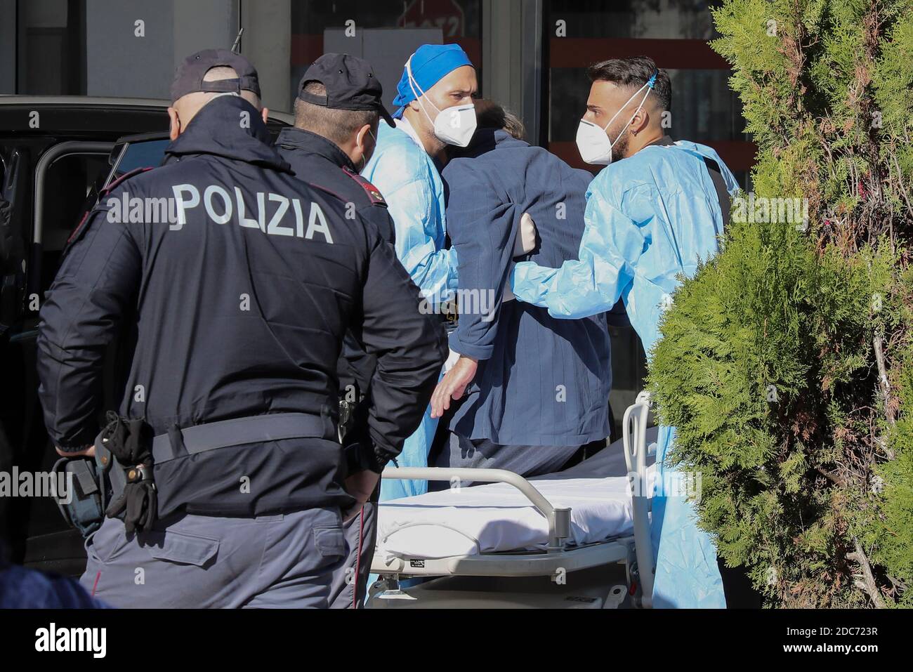 Neapel, Italien. November 2020. Paramedicals tragen einen Coronavirus COVID-19 Patienten mit einer Bahre, um ihn zur Antonio Cardarelli Krankenstation zu bringen, wo er behandelt wird. Kredit: Unabhängige Fotoagentur/Alamy Live Nachrichten Stockfoto