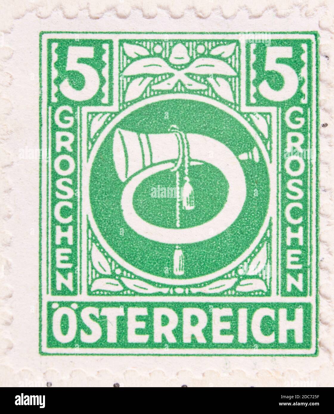 Antwerpen, Belgien - 17. November 2020: Ein Briefmarkendruck der Österreichischen Post, der das Postsymbol und den Wert der Briefmarke zeigt Stockfoto