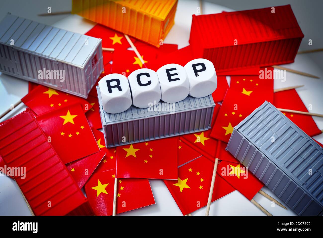 Buchstabenwürfel bilden RCEP auf Container und Flaggen der Volksrepublik China, Asian RCEP Freihandelsabkommen Stockfoto