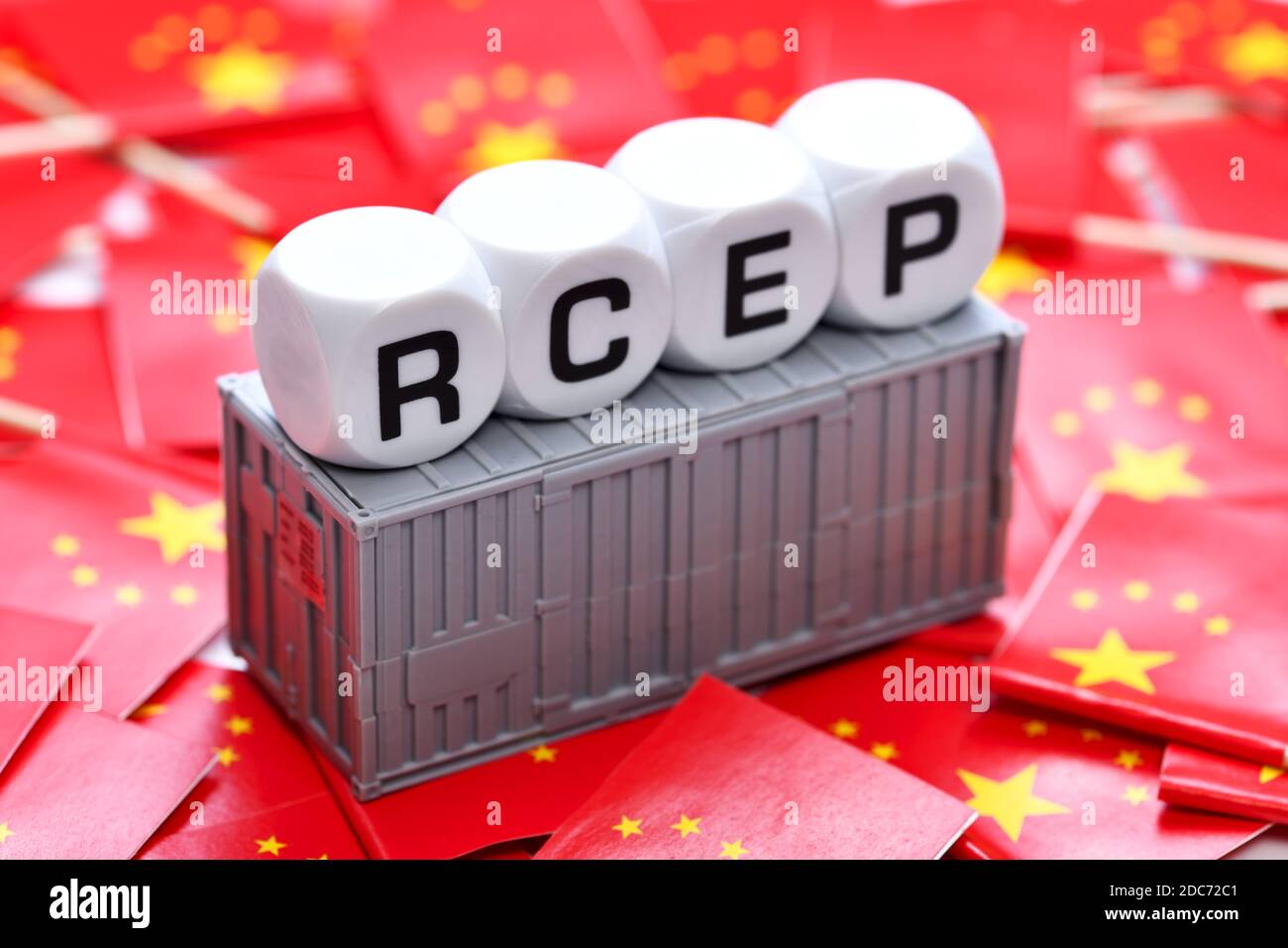 Buchstabenwürfel bilden RCEP auf Container und Flaggen der Volksrepublik China, Asian RCEP Freihandelsabkommen Stockfoto