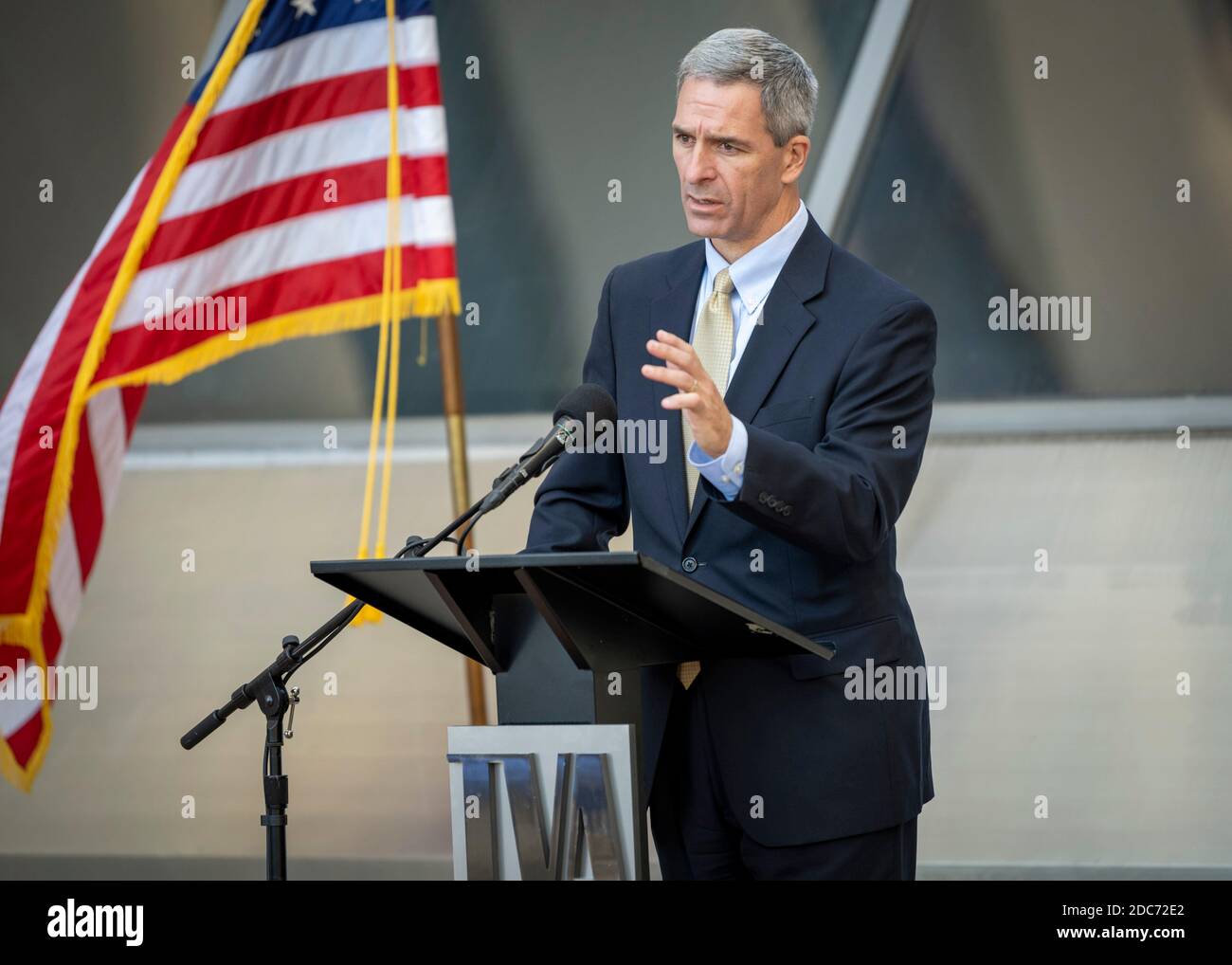 Der amtierende stellvertretende Sekretär des US-Heimatschutzministeriums Ken Cuccinelli hält im Anschluss an eine Tour durch das Zentrum der Tennessee Valley Authority am 14. Oktober 2020 in Knoxville, Tennessee, eine Rede. Stockfoto