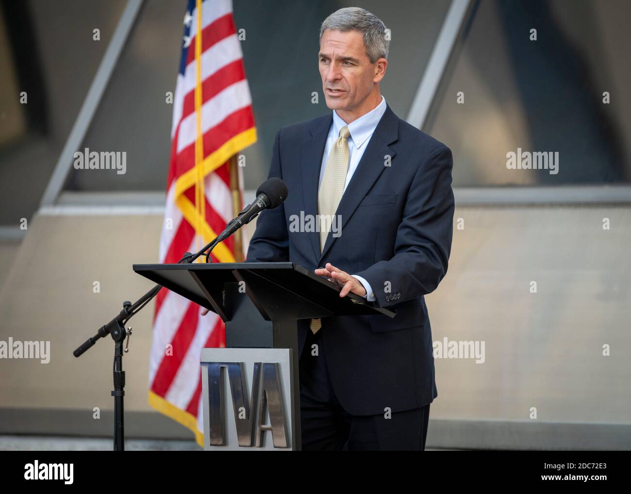 Der amtierende stellvertretende Sekretär des US-Heimatschutzministeriums Ken Cuccinelli hält im Anschluss an eine Tour durch das Zentrum der Tennessee Valley Authority am 14. Oktober 2020 in Knoxville, Tennessee, eine Rede. Stockfoto