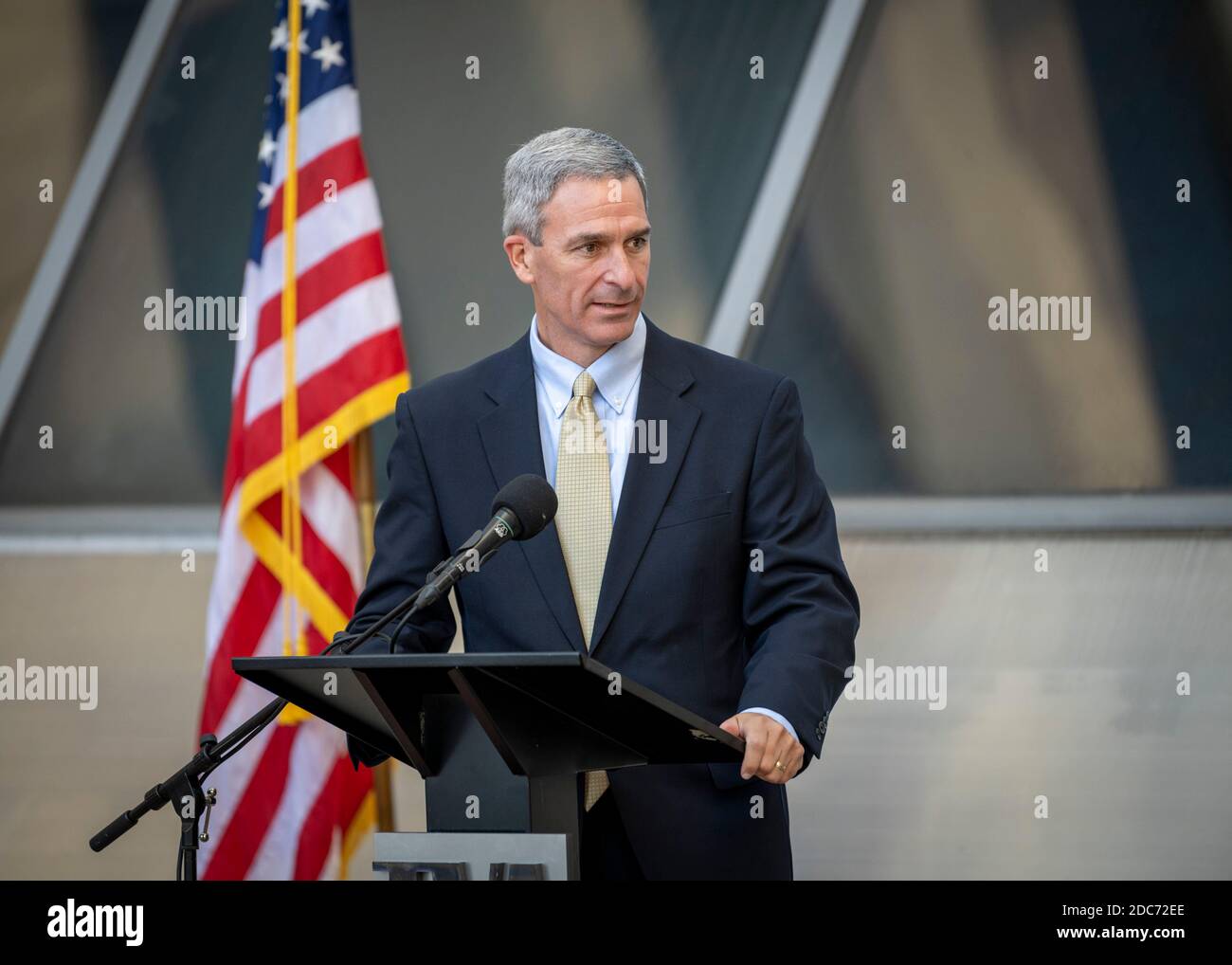 Der amtierende stellvertretende Sekretär des US-Heimatschutzministeriums Ken Cuccinelli hält im Anschluss an eine Tour durch das Zentrum der Tennessee Valley Authority am 14. Oktober 2020 in Knoxville, Tennessee, eine Rede. Stockfoto
