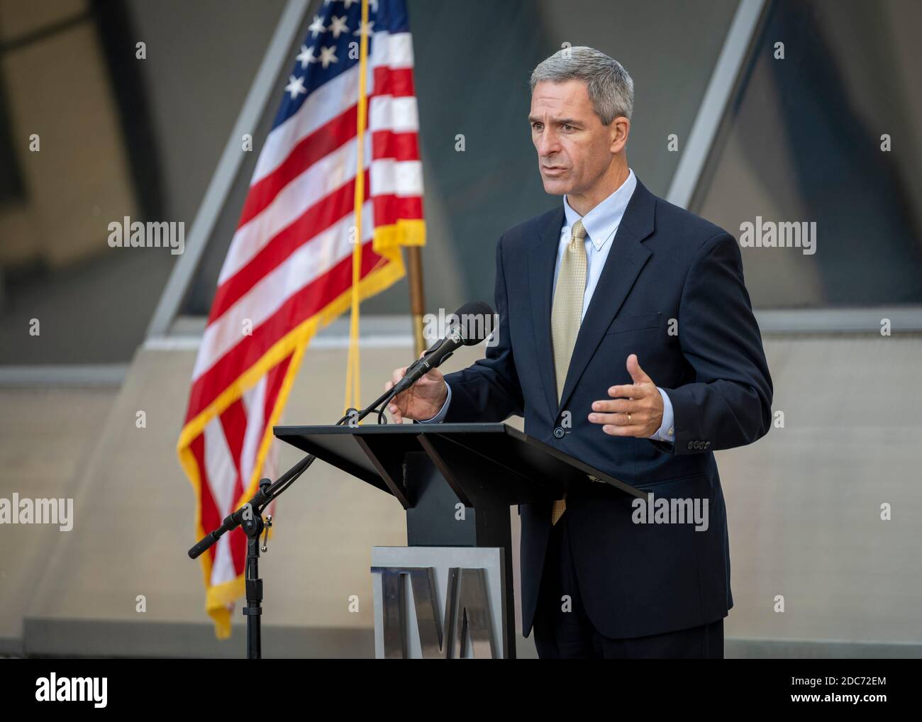 Der amtierende stellvertretende Sekretär des US-Heimatschutzministeriums Ken Cuccinelli hält im Anschluss an eine Tour durch das Zentrum der Tennessee Valley Authority am 14. Oktober 2020 in Knoxville, Tennessee, eine Rede. Stockfoto