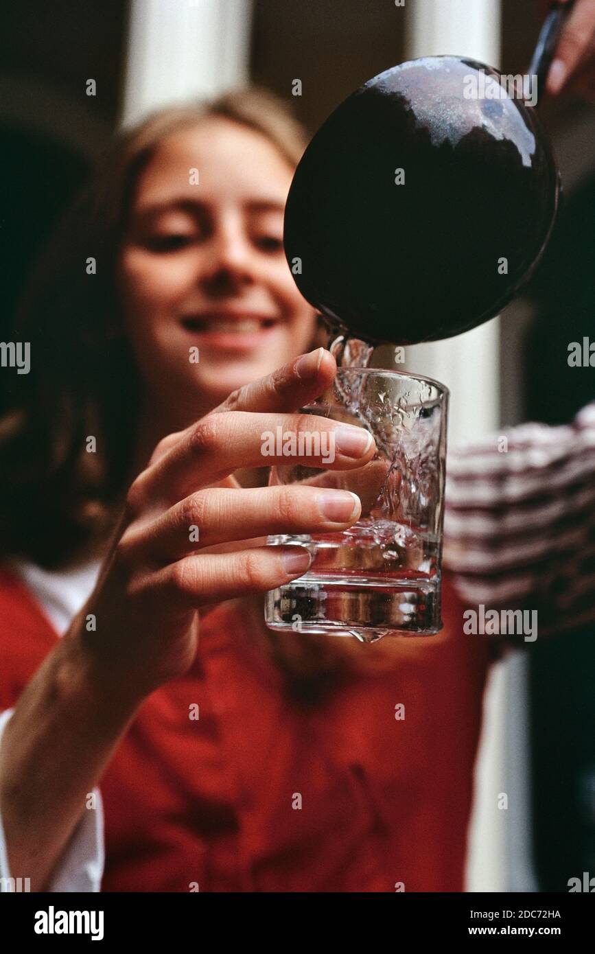 Ein kostümierter Wasserbehälter aus der Zeit, der ein Glas Wasser aus der Chalybeate Spring, The Pantiles, Royal Tunbridge Wells, Kent, England, UK gießt Stockfoto